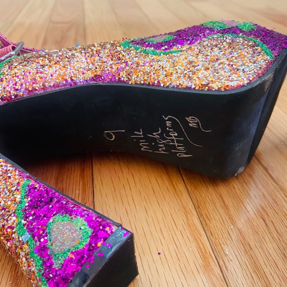 Custom One-of-Kind Gold Glitter Platform 5”Heels - Picture 5 of 6